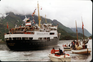 - i Raftsundet

foto Roksøy

HT

knk